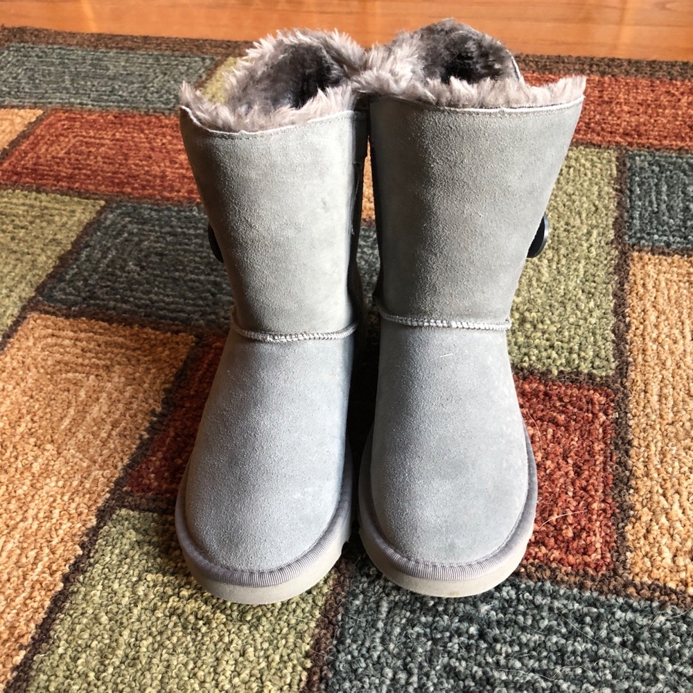 UGG Bailey Button II boot size USA 9 never worn